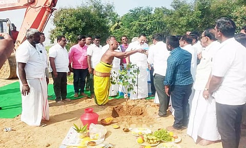 பூமி பூஜையை அமைச்சர் காந்தி தொடங்கி வைத்த போது எடுத்த படம்.