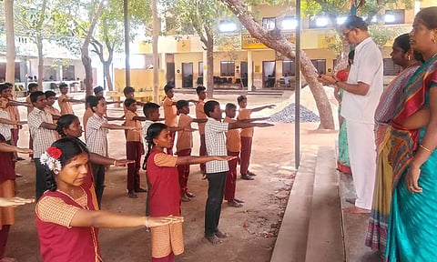 சீனிவாசராவ் பள்ளியில் சாலைப்போக்குவரத்து விதிமுறைகள் உறுதிமொழி ஏற்கப்பட்டது.