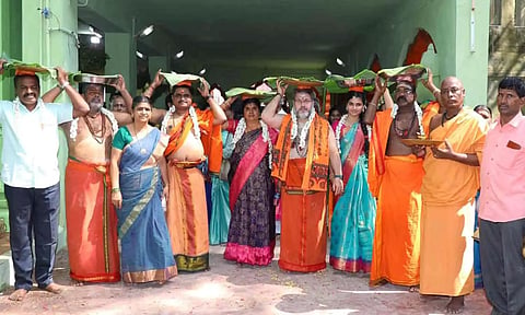 கம்பளி சாமி மடத்தில் குரு பூஜை விழா நடந்த போது எடுத்த படம்.