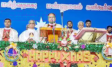 வேளாங்கண்ணி பேராலயத்தில் சிறப்பு கூட்டு திருப்பலி- லட்சக்கணக்கானோர் பங்கேற்று பிரார்த்தனை