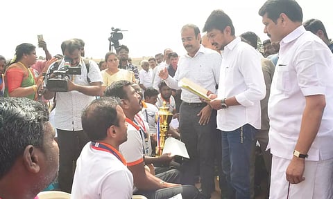 கோவையில் இன்று மாற்றுத்திறனாளி வீரர்களிடம் குறைகளை கேட்ட அமைச்சர் உதயநிதி ஸ்டாலின். அருகில் அமைச்சர் செந்தில்பாலாஜி, கலெக்டர் சமீரன் ஆகியோர் உள்ளனர்.