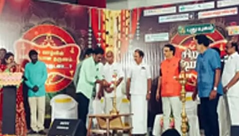 சண்முகா மருத்துவமனை மற்றும் தனியார் தொலைக்காட்சி இனைந்து நடத்திய புத்தாண்டு சிறப்பு பட்டிமன்றத்தை குரு பில்டர்ஸ் நிறுவனர் அன்புராஜா குத்துவிளக்கு ஏற்றி தொடங்கி வைத்தார். அருகில் வடக்கு சட்டமன்ற உறுப்பினர் ராஜேந்திரன் மற்றும் சண்முகா மருத்துவமனை இயக்குனர் டாக்டர் பன்னீர்செல்வம் உள்ளிட்ேடார் உள்ளனர்.