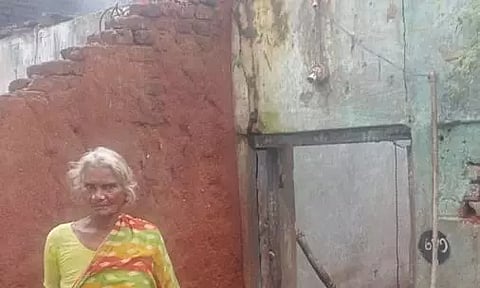 தீ விபத்தில் சேதமான வீட்டை படத்தில் காணலாம்.