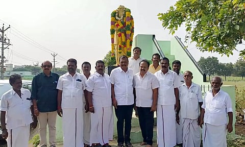 வடக்கு மாவட்ட ம.தி.மு.க. செயலாளர் ஆர்.எஸ்.ரமேஷ் தலைமையில், மாநில சொத்துப் பாதுகாப்புக் குழு உறுப்பினர் விநாயகா ரமேஷ், பெரியார் சிலைக்கு மாலை அணிவித்து மரியாதை செலுத்தினார்.