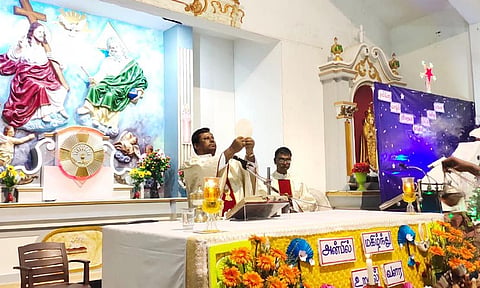 மானாமதுரை புனித குழந்தை தெரசாள் ஆலயத்தில் கிறிஸ்துமஸ் திருப்பலிபூஜை நடந்தது.