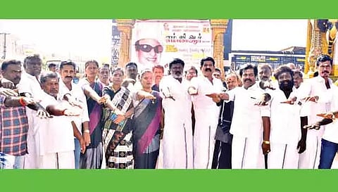 மேலூரில் அ.தி.மு.க.வினர் உறுதிமொழி எடுத்துக்கொண்டனர்.