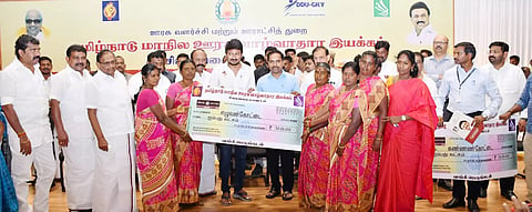 மகளிர் குழுக்களுக்கு அமைச்சர் உதயநிதி ஸ்டாலின் கடனுதவி வழங்கினார். அருகில் அமைச்சர்கள் பெரியகருப்பன், ரகுபதி, கலெக்டர் மதுசூதன்ரெட்டி, எம்.எல்.ஏ.க்கள் மாங்குடி, தமிழரசி மற்றும் பலர் உள்ளனர்.