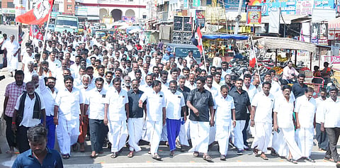 செந்தில்நாதன் எம்.எல்.ஏ. தலைமையில் அ.தி.மு.க.வினர் மவுன ஊர்வலமாக வந்தனர்.