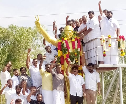 எம்.ஜி.ஆர் சிலைக்கு ஓ.பி.எஸ். அணி மாவட்ட செயலாளர் அசோகன், கொள்கை பரப்புச் செயலாளர் மருதுஅழகுராஜ் தலைமையில் மாலை அணிவிக்கப்பட்டது.