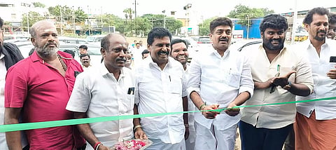 ரோபோட்டிக் பொருட்காட்சியை காதர் பாட்சா முத்துராமலிங்கம் எம்.எல்.ஏ. ரிப்பன் வெட்டி திறந்து வைத்தார்.