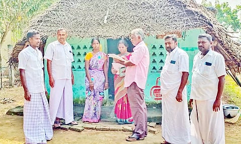 குடிசை வீடுகள் கணக்கெடுக்கும் பணி நடைபெற்றது.