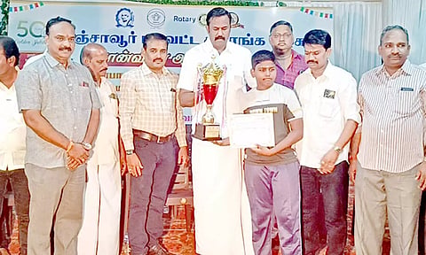 சதுரங்க போட்டியில் வெற்றி பெற்ற மாணவர்களுக்கு பரிசு வழங்கப்பட்டது. 
