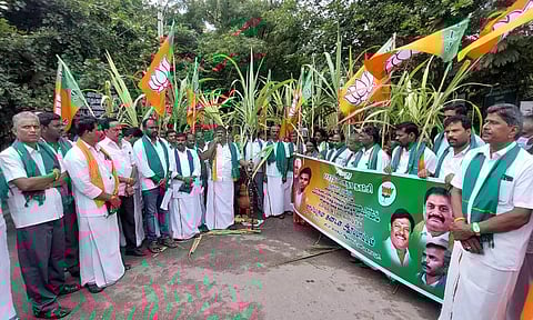 தருமபுரியில் நடந்த ஆர்ப்பாட்டத்தில் கலந்து கொண்ட பா.ஜ.க. விவசாய அணியினர்.