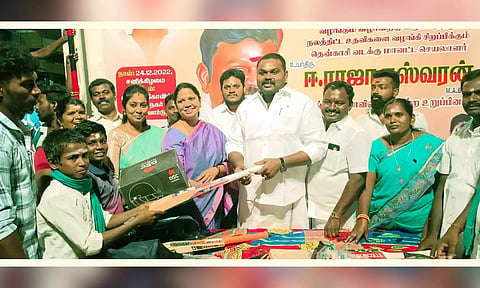விழாவில் ராஜா எம்.எல்.ஏ, சிறுவர்களுக்கு விளையாட்டு உபகரணங்களை வழங்கிய காட்சி.