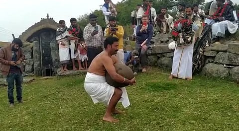 ஊட்டி அருகே இளவட்டக்கல்லை தூக்கி அசத்திய இளைஞர்கள்