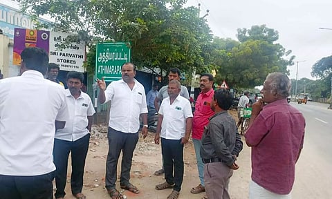 திருச்செந்தூர் சாலையில் நடைபெற்று வரும் வடிகால் சீரமைப்பு பணிகளை மேயர் ஜெகன் பெரியசாமி நேரில் பார்வையிட்டு ஆய்வு செய்த காட்சி.