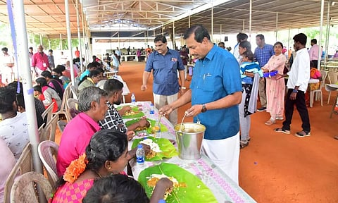 கிறிஸ்துமஸ் விருந்தில் கலந்து கொண்டவர்களுக்கு இயேசு விடுவிக்கிறார் ஊழிய நிறுவனர் மோகன் சி.லாசரஸ் உணவு பரிமாறிய காட்சி.