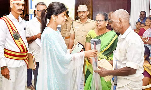 பயனாளி ஒருவருக்கு ஊன்றுகோலை கலெக்டர் காயத்ரி கிருஷ்ணன் வழங்கினார்.