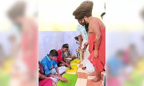 தருமபுர ஆதீனம் நித்ய அன்னதானம் திட்டத்தை தொடங்கி வைத்தார்.