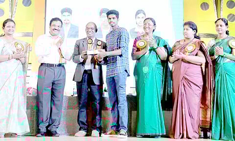 போட்டியில் வெற்றி பெற்ற மாணவனுக்கு பரிசு வழங்கப்பட்டது.