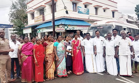 முற்றுகை போராட்டத்தில் ஈடுபட்டவர்களை படத்தில் காணலாம்.