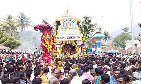 தேரோட்டத்தில் கலந்து கொண்ட பக்தர்களை படத்தில் காணலாம்.