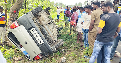 கட்டுப்பாட்டை இழந்து கார் தாறுமாறாக ஓடி சிக்னல் கம்பத்தில் மோதி சாலையில் கவிழ்ந்தது: 4 பேர் உயிர் தப்பினர்