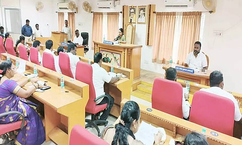 ராணிப்பேட்டை நகரமன்ற கூட்டம் நடந்த போது எடுத்த படம்.