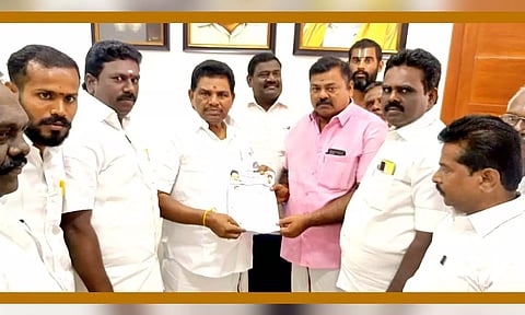 அமைச்சர் அனிதா ராதாகிருஷ்ணனிடம், தி.மு.க. தெற்கு மாவட்ட இளைஞரணி செயலாளர் ராமஜெயம், ஆழ்வை நகர செயலாளர் கோபிநாத் மற்றும் ஊர் பொதுமக்கள் மனு கொடுத்த போது எடுத்த படம்.