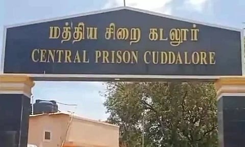 கடலூர் மத்திய சிறையில் போலீசார் அதிரடி சோதனை