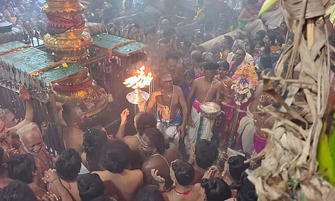 சிதம்பரம் நடராஜர் கோவிலில் ஆருத்ரா தரிசனவிழா கொடியேற்றம் இன்று காலை நடந்த காட்சி