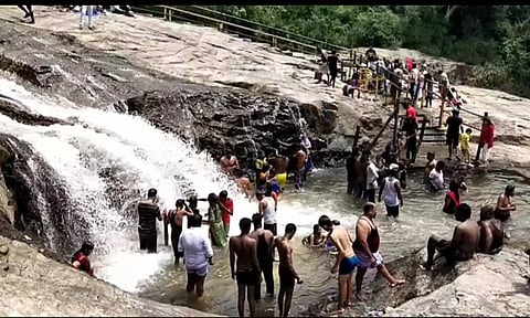 கும்பக்கரை அருவியில் குளிக்கும் சுற்றுலா பயணிகள்