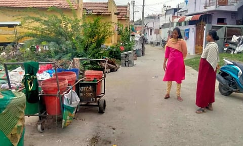 பல்லடம் நகராட்சியில் கொசு ஒழிப்பு பணிகள் நடைபெற்ற காட்சி.