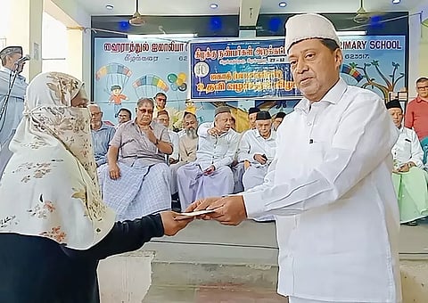 ஏழை மாணவர்களுக்கு கல்வி உதவித்தொகை