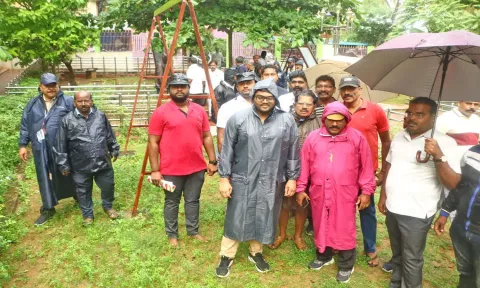 கிறிஸ்டோபர் காலனியில் உள்ள பூங்காவை மேயர் மகேஷ் ஆய்வு செய்த காட்சி.