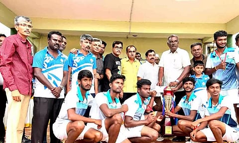 பூப்பந்தாட்ட போட்டியில் வென்றவர்களுக்கு பரிசு கோப்பை வழங்கிய காட்சி.