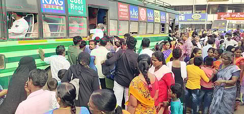 கடலூரில் இருந்து புதுச்சேரிக்கு செல்ல அரசு பஸ்களில் முண்டியடித்து ஏறிய பயணிகள்.