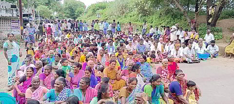 மறியலில் ஈடுபட்ட கிராம மக்கள்.