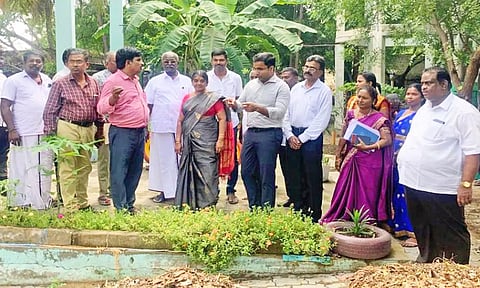ஆறுமுகநேரியில் பாதயாத்திரை பக்தர்கள் தங்கும் வளாகத்தை கலெக்டர் செந்தில்ராஜ் பார்வையிட்ட போது எடுத்த படம். அருகில் பேரூராட்சி தலைவர் கலாவதி கல்யாணசுந்தரம், துணைத் தலைவர் கல்யாணசுந்தரம், செயல் அலுவலர் கணேசன் ஆகியோர் உள்ளனர்.