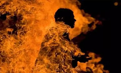 தொழிலாளி தீக்குளித்து தற்கொலை