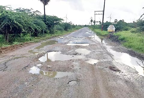 குண்டும் குழியுமான சாலையை படத்தில் காணலாம்
