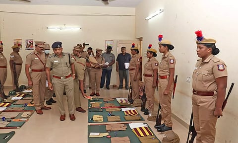 நெல்லை சரக டி.ஐ.ஜி பிரவேஷ்குமார் ஆய்வு செய்தபோது எடுத்த படம்.