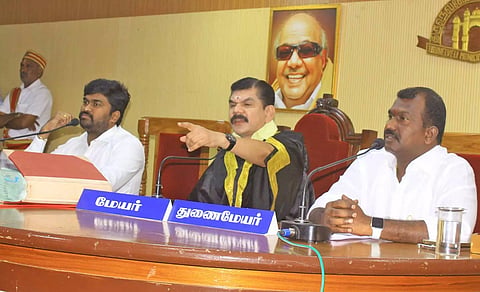கூட்டத்தில் மேயர் சரவணன் பேசிய காட்சி. அருகில் துணை மேயர் கே.ஆர்.ராஜூ, கமிஷனர் சிவ கிருஷ்ணமூர்த்தி உள்ளனர்.
