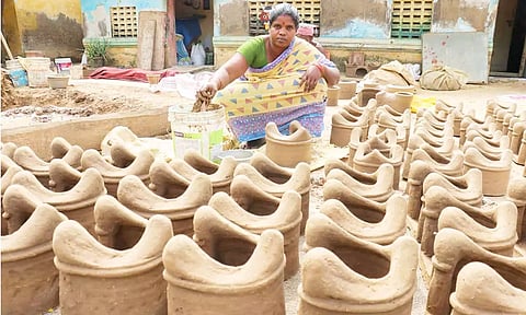 தஞ்சை குயவர் தெருவில் ஒரு பெண் பொங்கல் பண்டிகைக்காக மண் அடுப்புகள் தயார்.