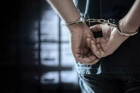 பெண்ணிடம் நகை பறித்த வாலிபர் கைது