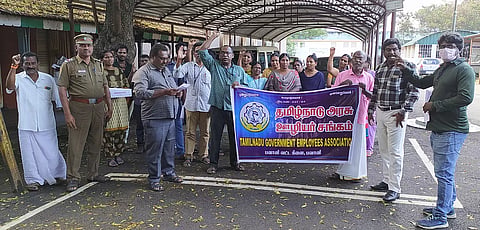 அரசு ஊழியர்கள் ஆர்ப்பாட்டம்