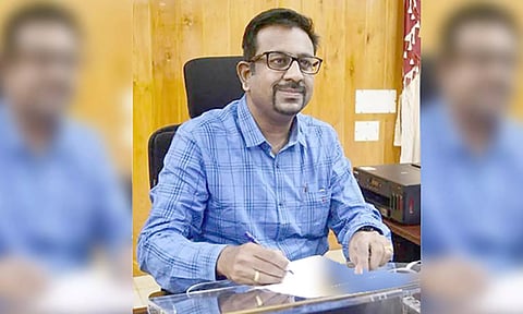 கலெக்டர் தினேஷ் பொன்ராஜ் ஆலிவர்.