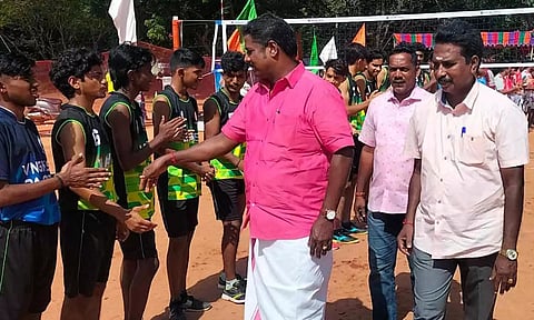 மாணவர்களிடையிலான கைப்பந்து போட்டி நடைபெற்ற காட்சி.