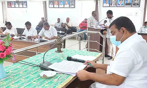 நகராட்சி தலைவர் மு.மத்தீன் தலைமையில் கூட்டம் நடைபெற்ற காட்சி. 