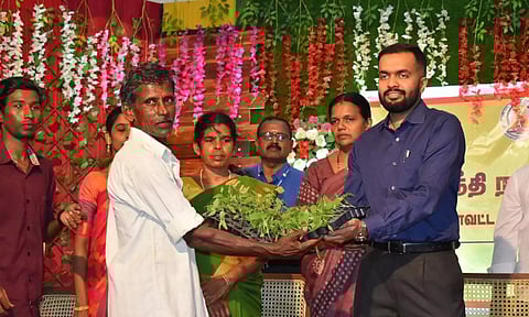 கலெக்டர் ஆகாஷ் பயனாளி ஒருவருக்கு நலத்திட்ட உதவிகளை வழங்கிய காட்சி.